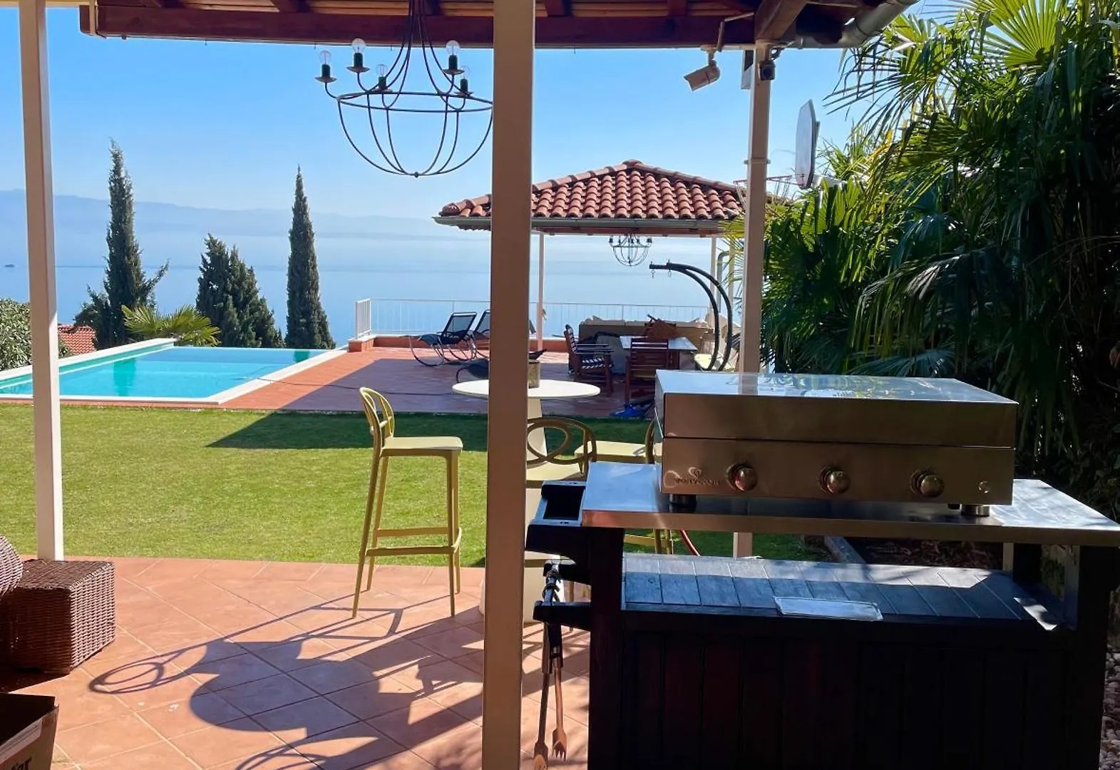 Villa Lovran, heated pool&incredible sea view Laurana